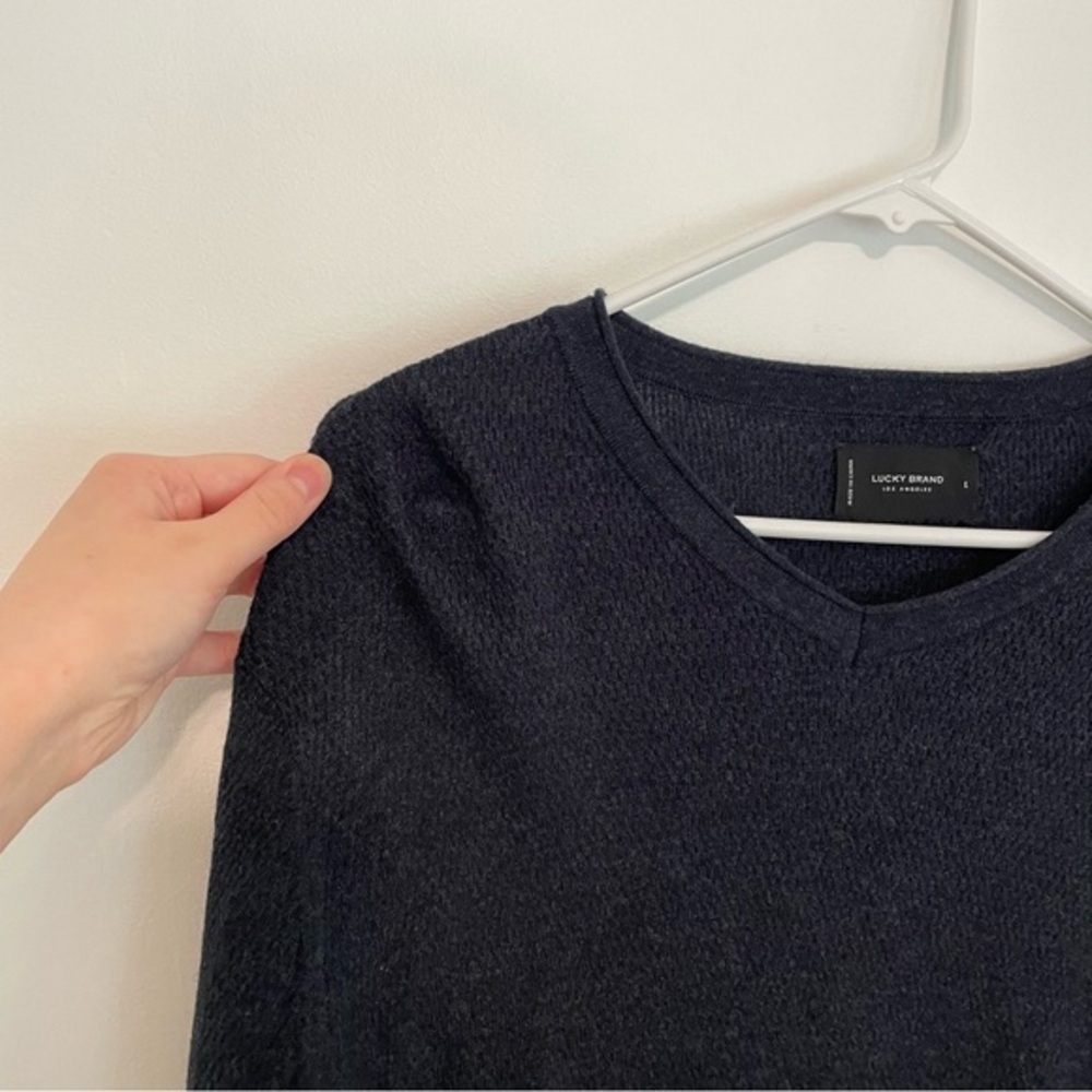 LUCKY BRAND Mens Welterweight V-Neck Sweater Navy Blue Knit Lightweight Pullover - Picture 9 of 16